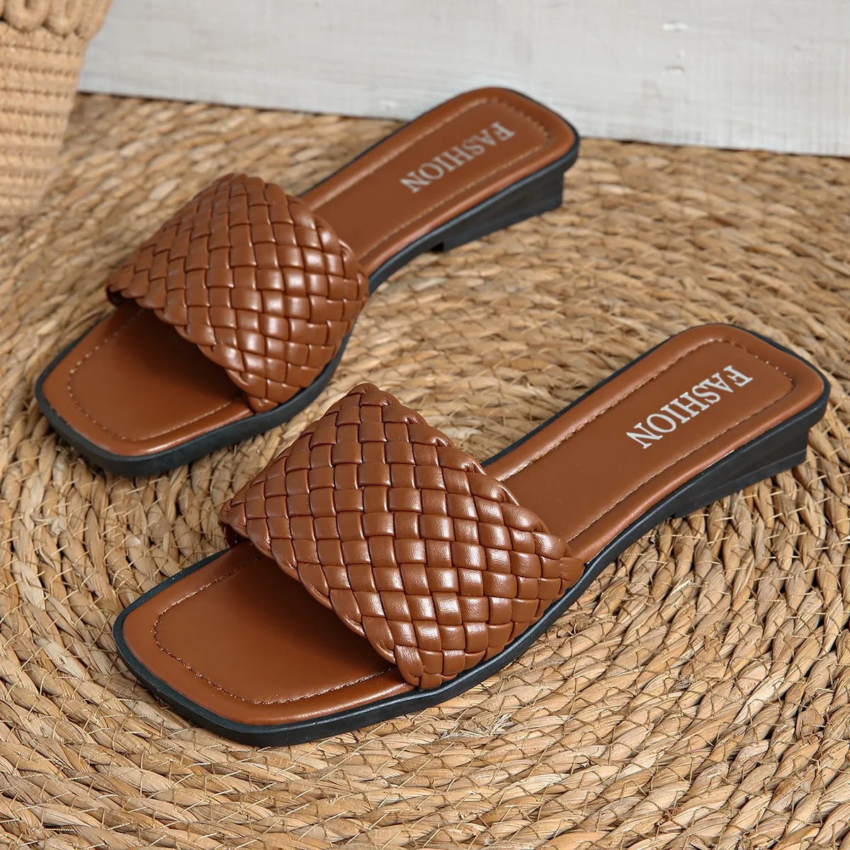 Luxuriöse Damen-Sommersandale mit flacher Sohle